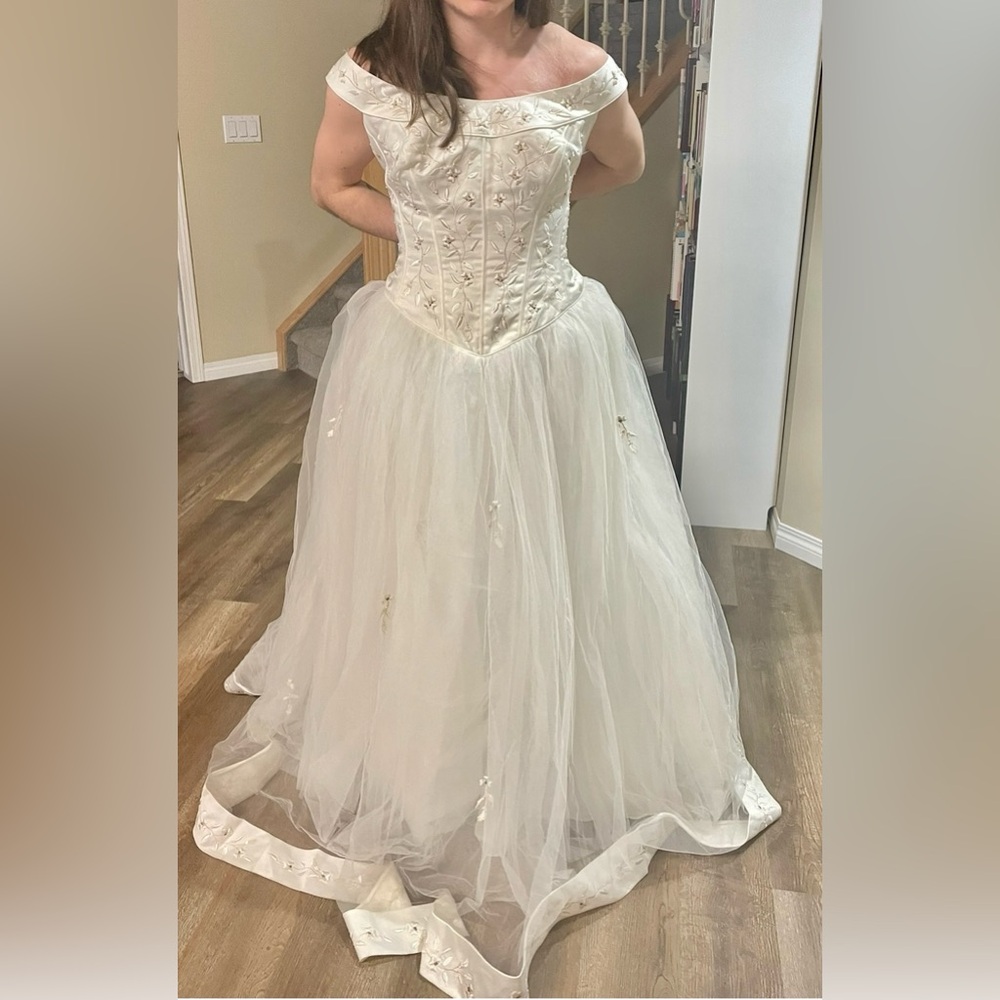 Mon Chéri off shoulder wedding gown from 2000-2001